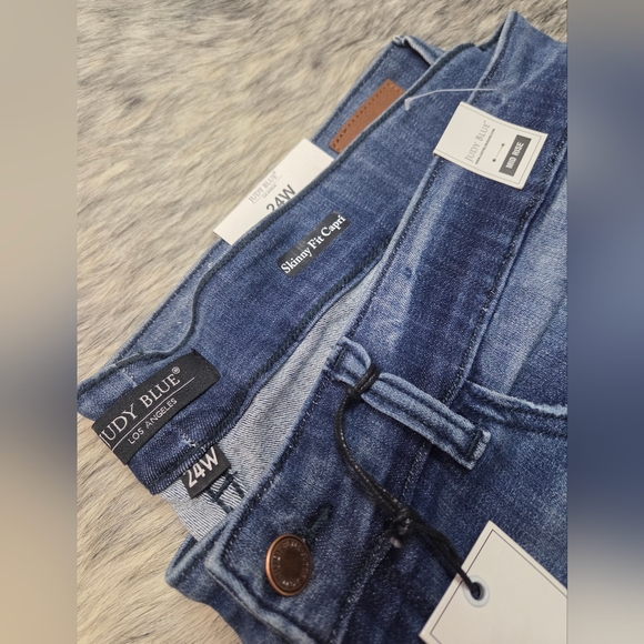 Judy Blue Women's Blue Distressed Capri Jeans - Picture 2 of 3